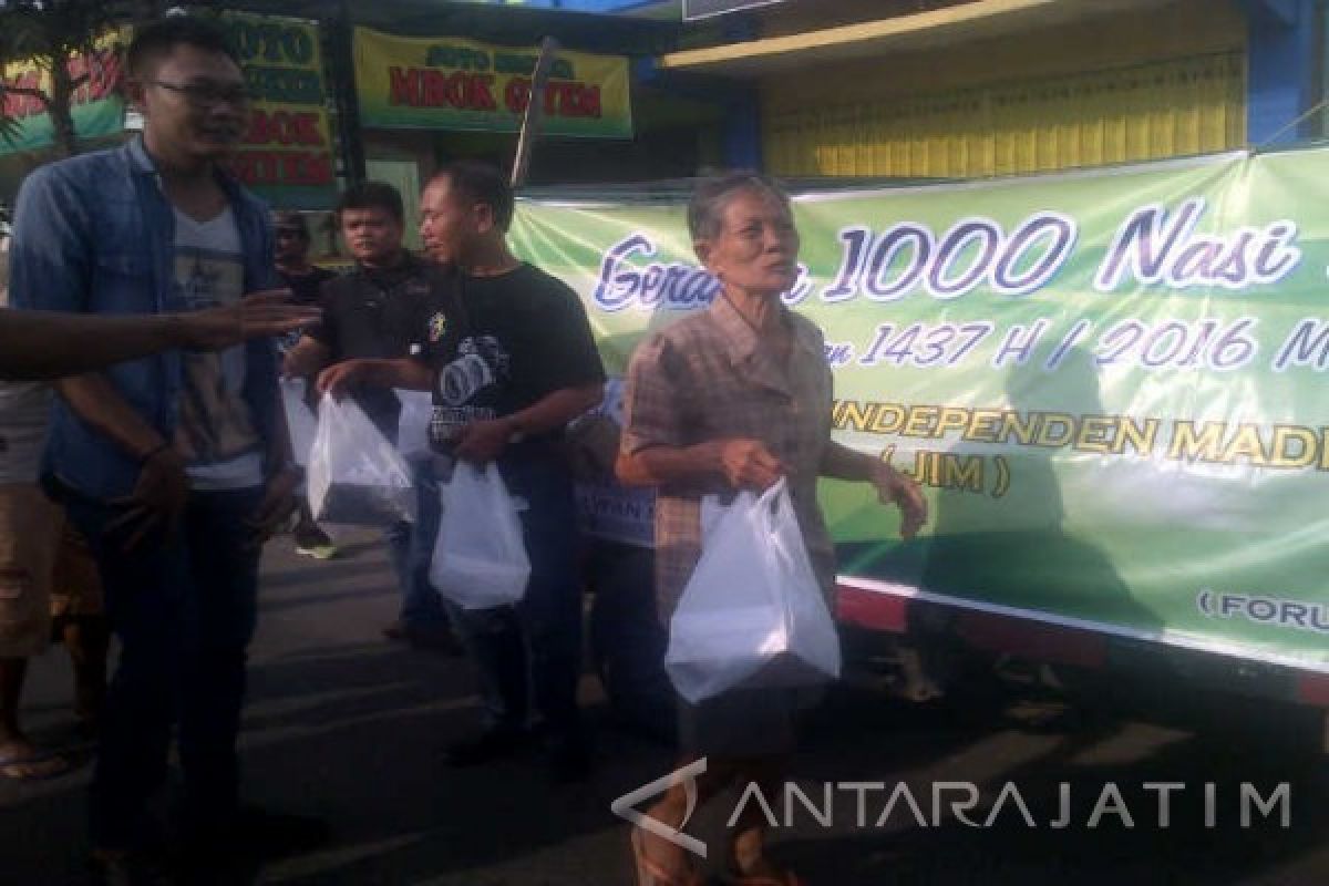 Wartawan Madiun Bagi 1.000 Nasi Untuk Warga