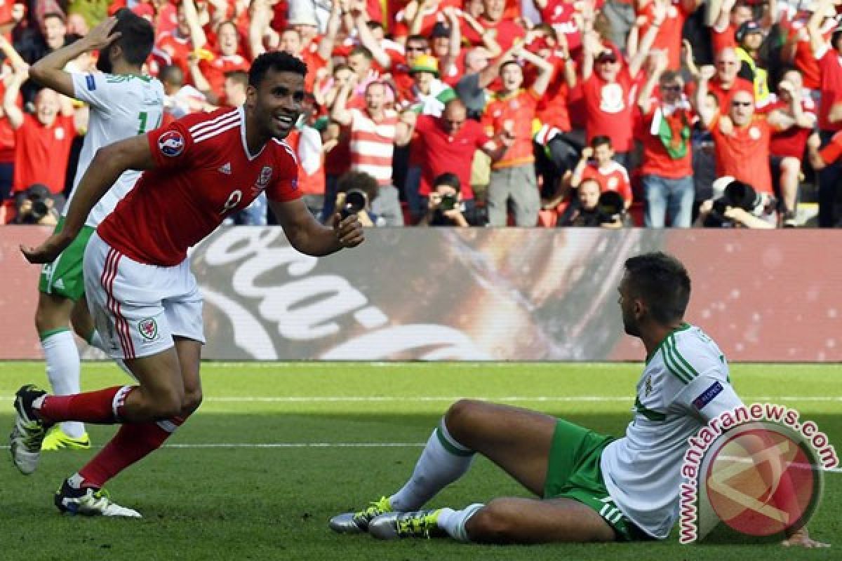 Wales ke delapan besar setelah gol bunuh diri Irlandia Utara