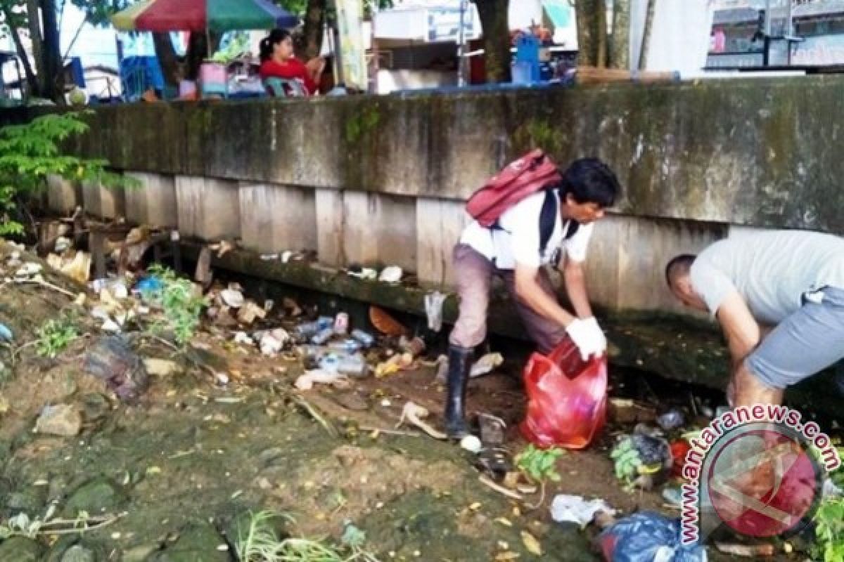 Komunitas Jelajah Tunggu Senja Sambil Bersihkan SKM