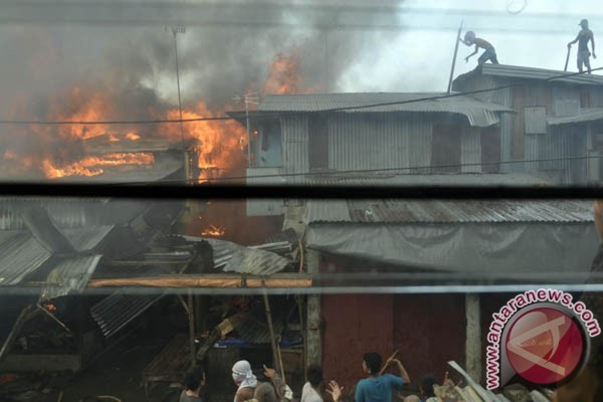 Puluhan kios Pasar Pannampu Makassar ludes terbakar 