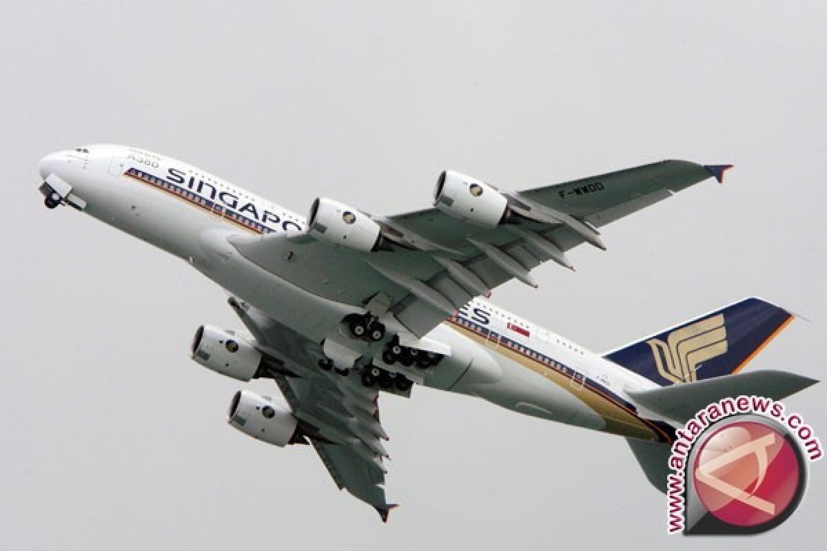 Mesin pesawat Singapore Airlines terbakar saat mendarat darurat 