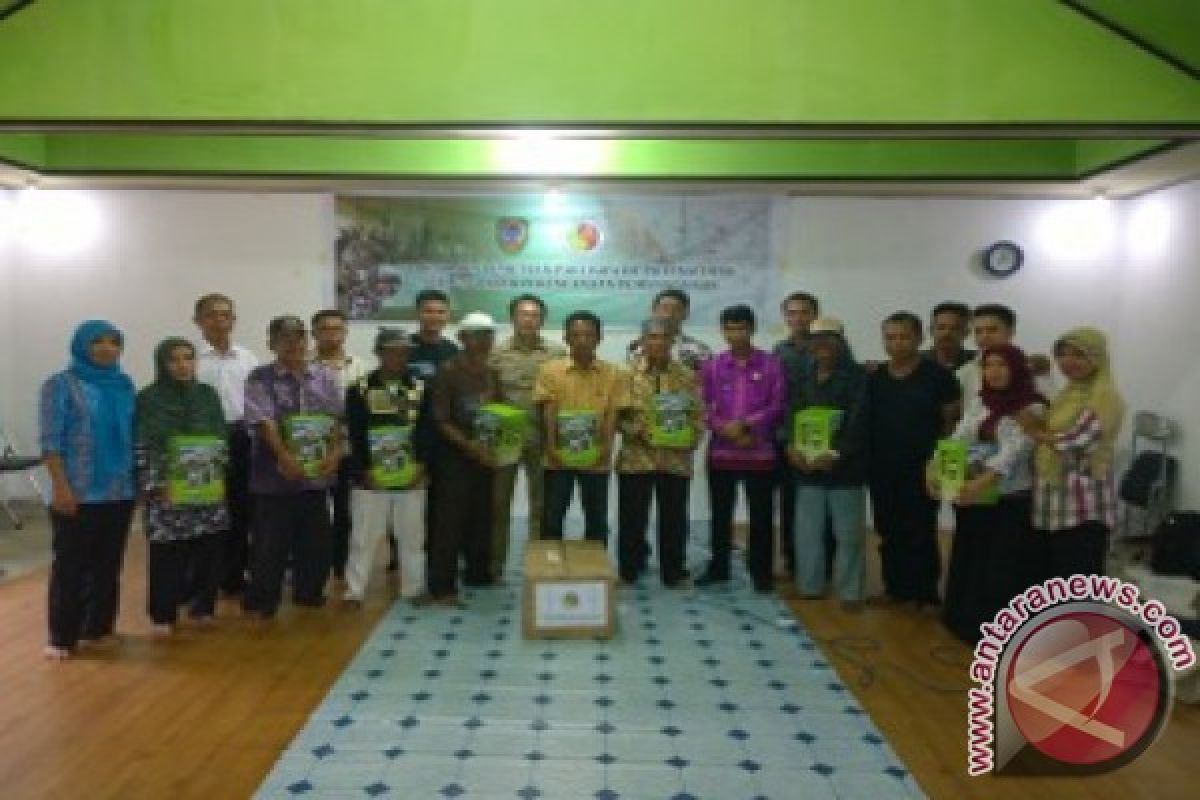 Belum teraliri listrik, PT Rimba Raya Conservation sumbangkan lentera surya untuk menerangi Desa-desa di Kabupaten Seruyan, Kalimantan Tengah