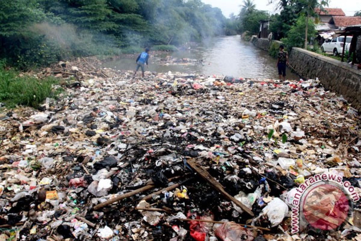 Tim buser buru pembuang sampah liar Depok