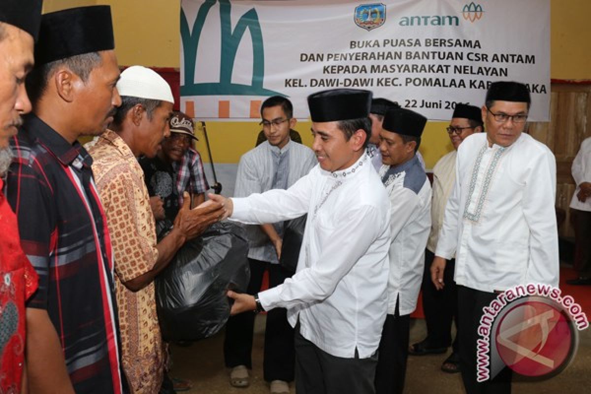 Antam Berikan Bantuan Kepada Nelayan Pomalaa