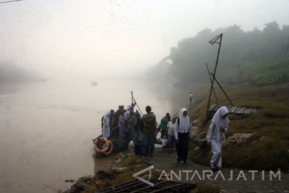 Pemkab Bojonegoro Bekali  Operator Perahu Tambang Layani Penumpang