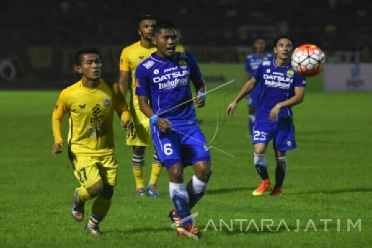 Persegres GU Tundukkan Persib Bandung 2-1