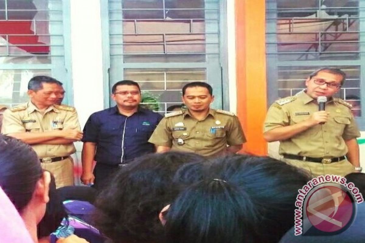 Wali Kota Makassar serahkan bantuan keluarga harapan 