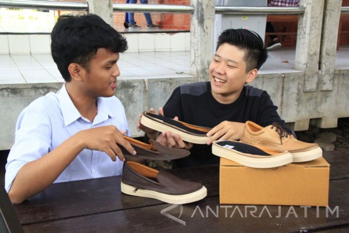 Mahasiswa Surabaya Buat Sepatu Trendi Modular