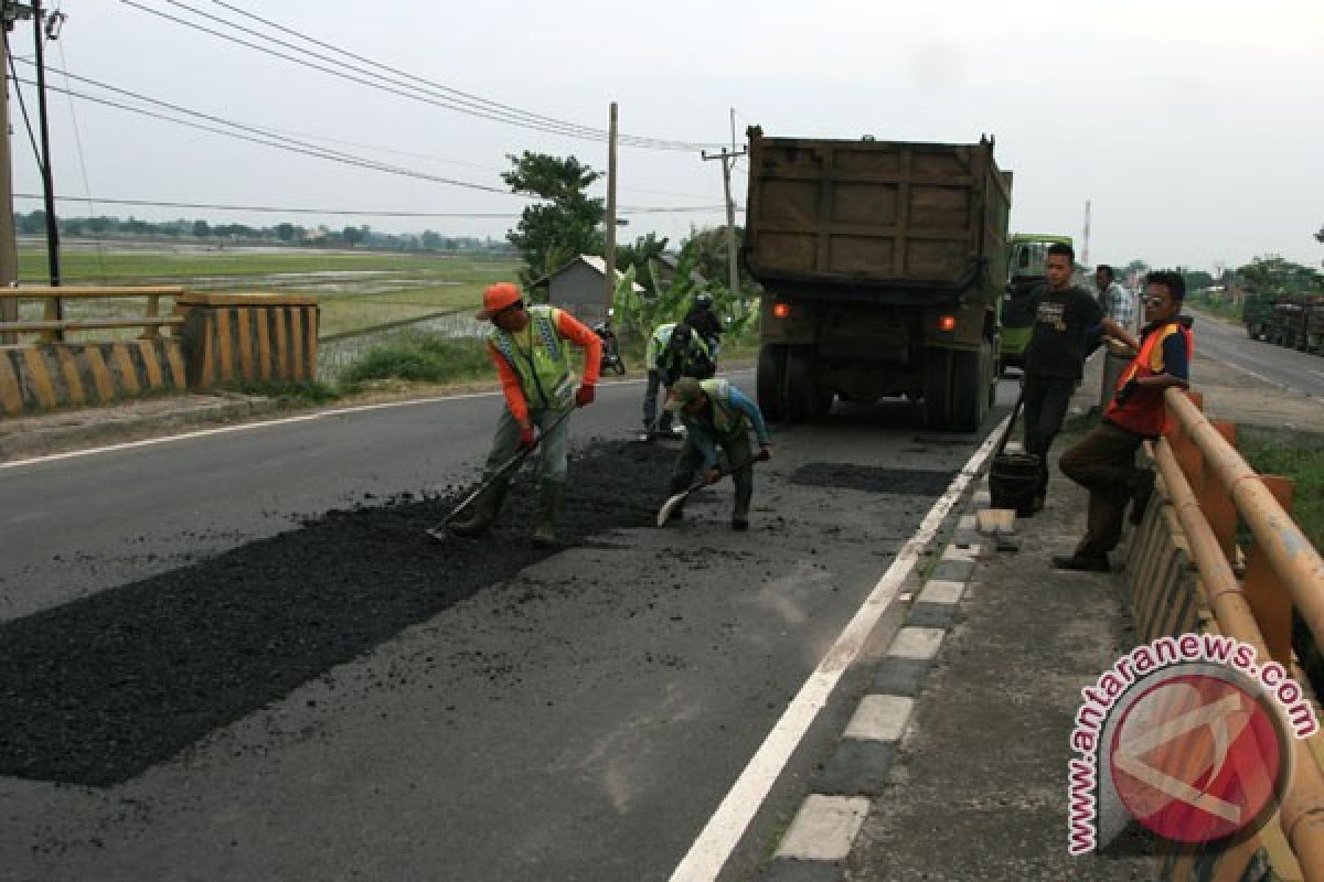 Jabar minta kabupaten/kota perbaiki jalur alternatif