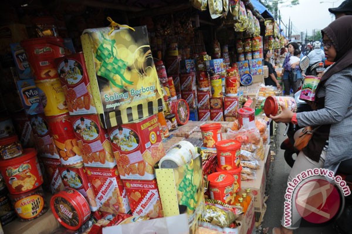 Mobil mewah dijadikan tempat jualan kue Lebaran