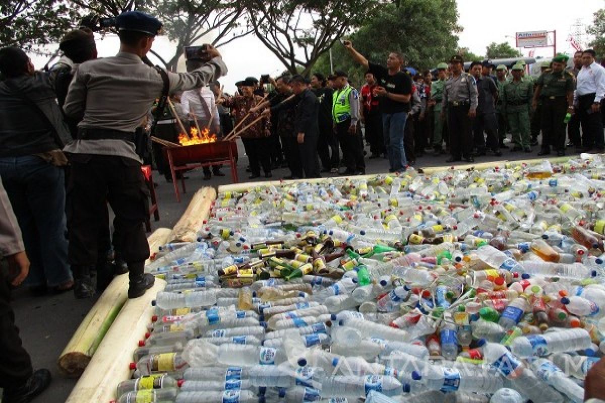 Polres Kediri Musnahkan Ribuan Botol Minuman Keras