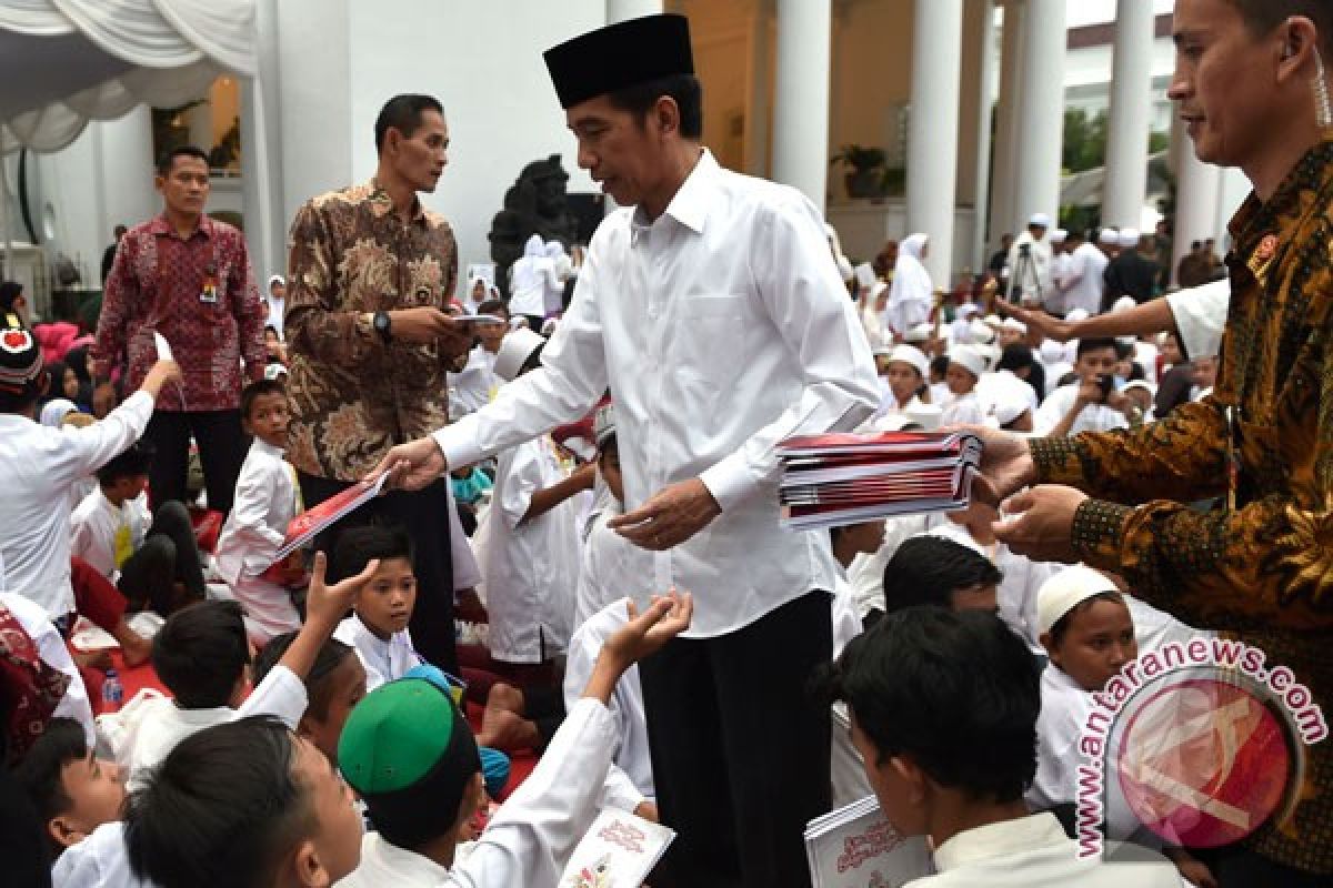 Presiden bagikan paket sembako Lebaran di Bogor
