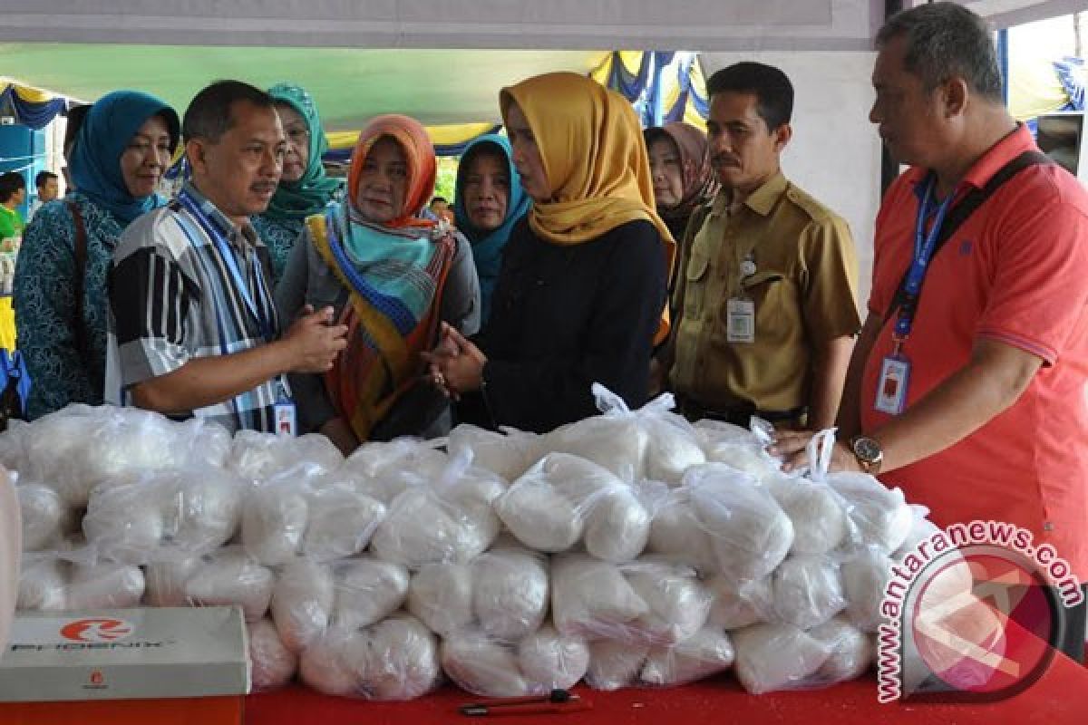 Warga Sumber Jaya serbu bazar murah Kampung KB