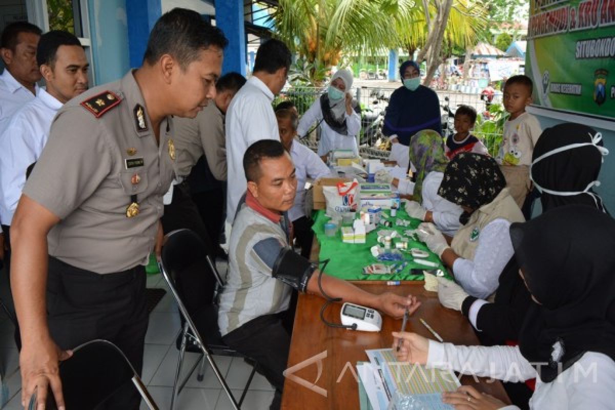 Petugas Gabungan Situbondo Tes Urine Sopir Bus