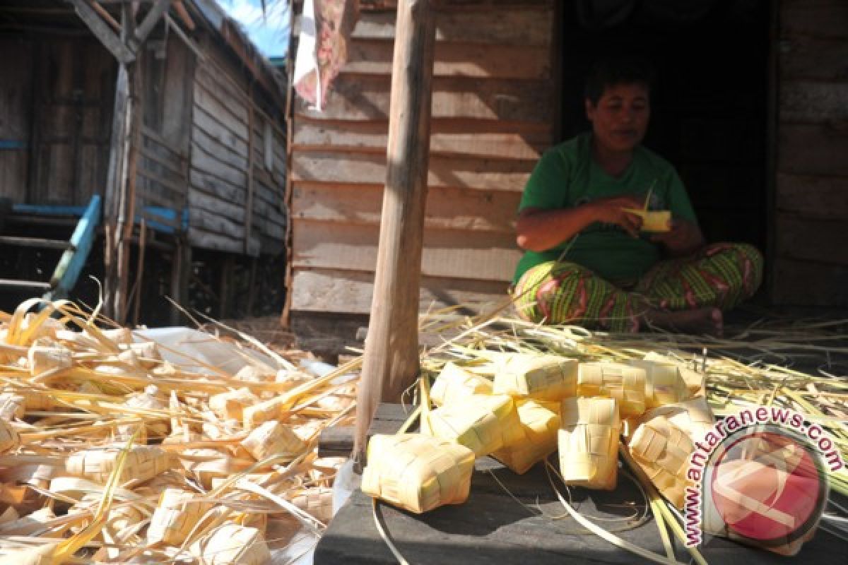 Warga kampung ketupat panen pesanan jelang Lebaran