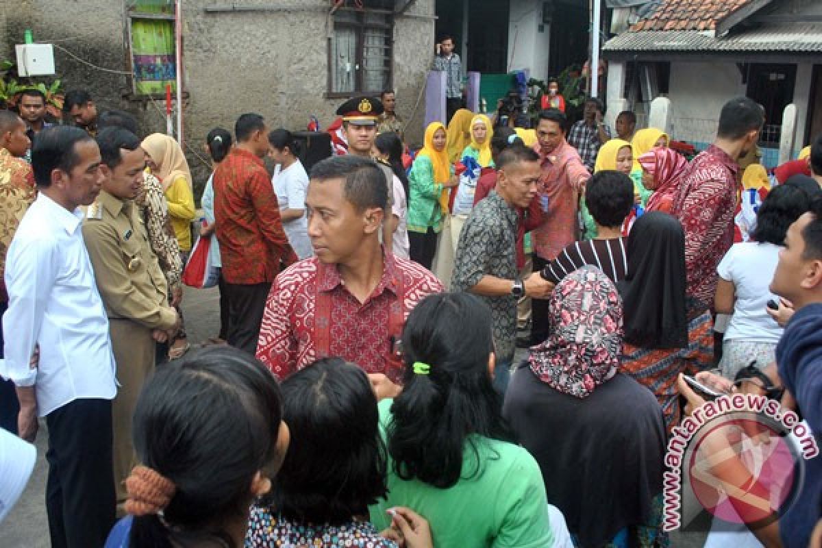 Presiden bagi sembako di Prambanan