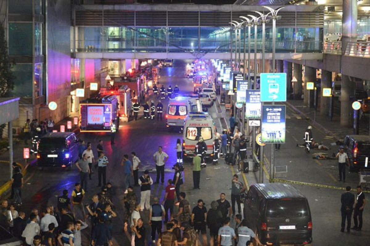 Tiga pelaku bom bunuh diri lepaskan tembakan saat serang Bandara Istanbul