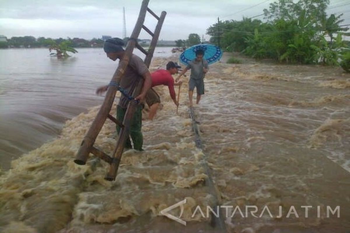 Sejumlah Kereta di Daop IX Tertahan Akibat Banjir Pasuruan