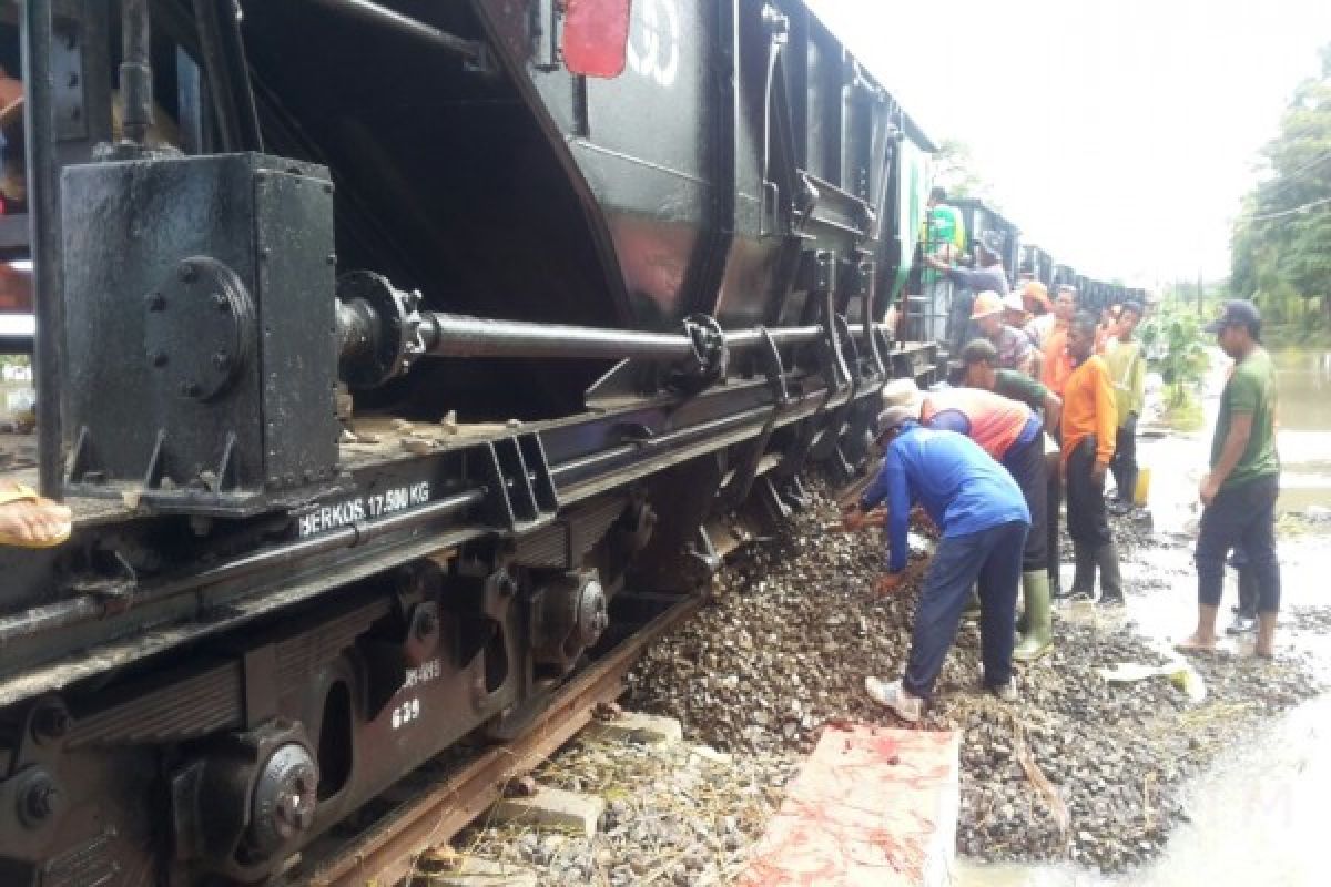 Petugas Daop IX  Perbaiki Rel Kereta Pascabanjir Pasuruan