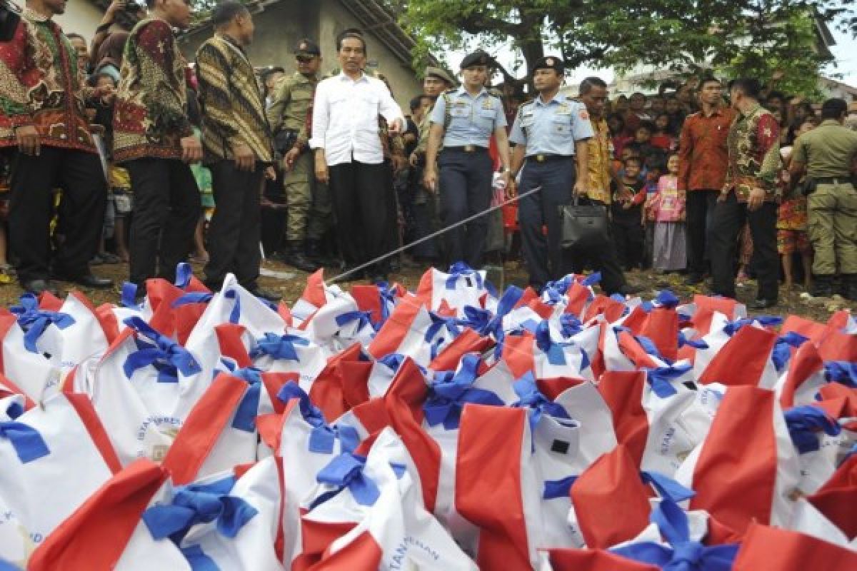 Presiden Jokowi Bagikan Paket Sembako di Serang