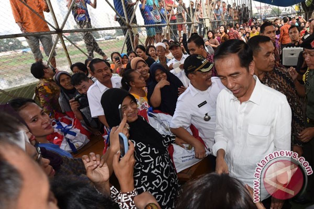 Presiden blusukan bagi sembako di Padang