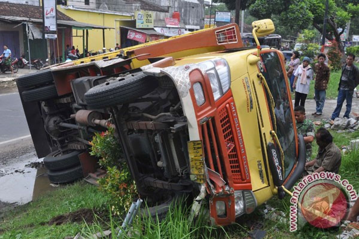 Kecelakaan di tol Merak, tiga tewas puluhan luka-luka