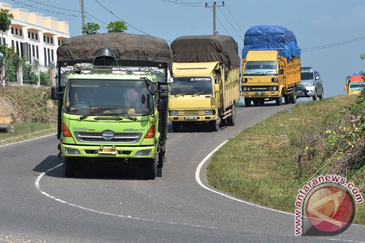 Biang macet di Tol Cikampek, puluhan truk muatan berat ditertibkan