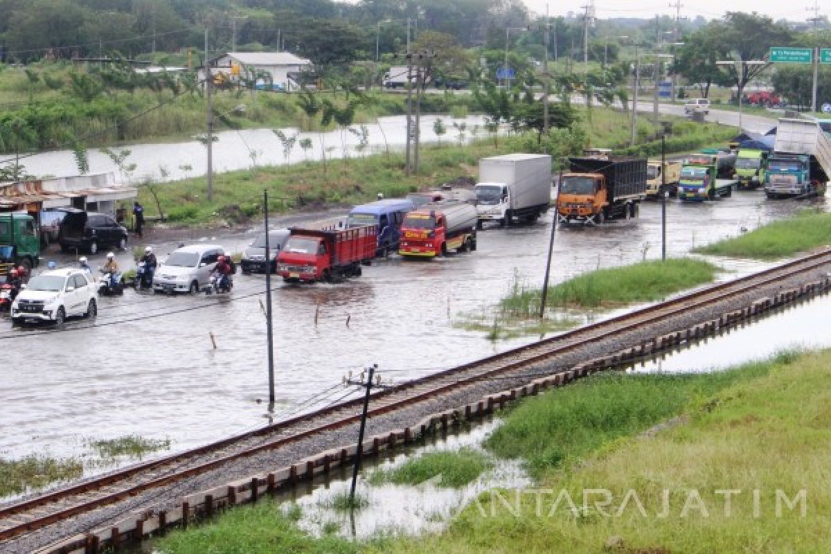 Jalan Raya Porong Tergenang Banjir Setinggi 40 Centimeter