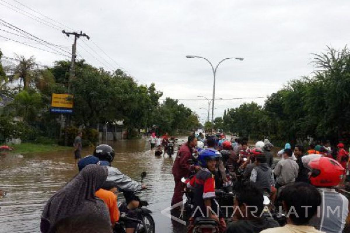 Jalur Pantura Pasuruan Terputus Akibat Banjir