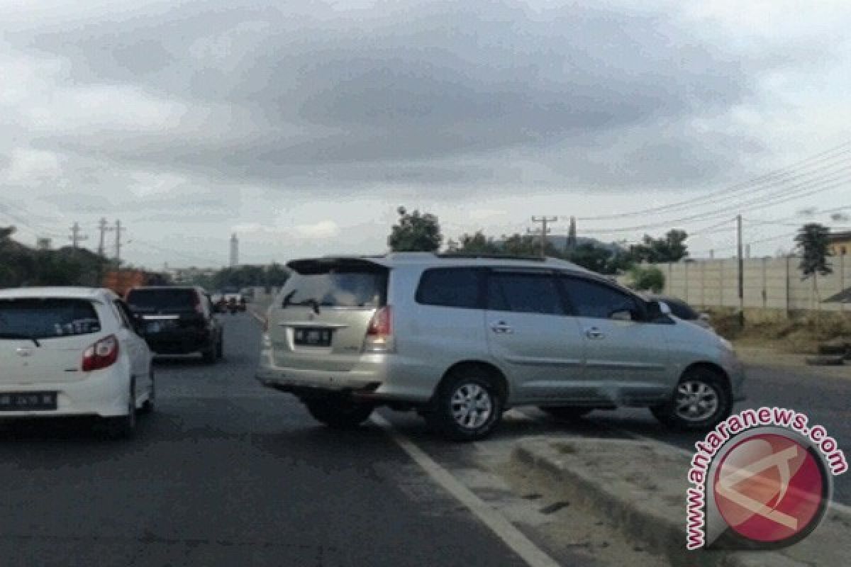 Sebagian lampu Jalinsum Bandarlampung masih padam  