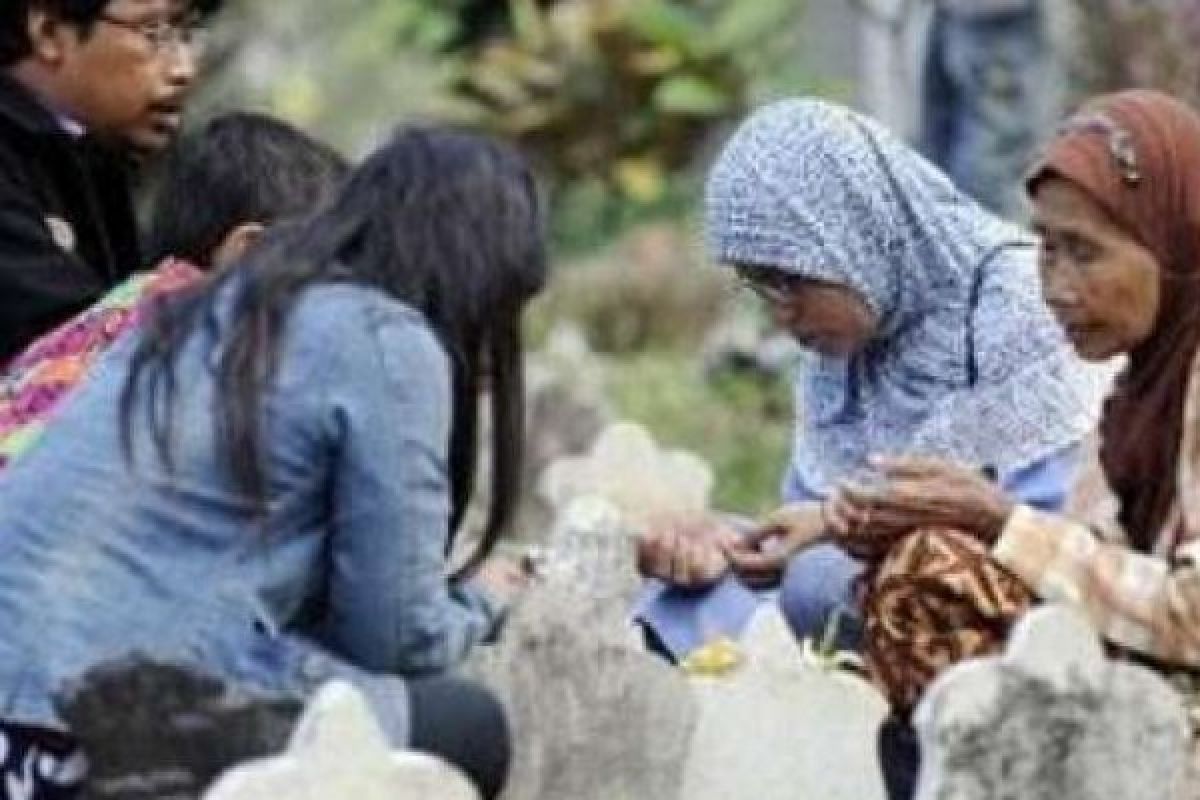 Warga Pekanbaru Padati Pemakaman Umum Untuk Berziarah Jelang Ramadan