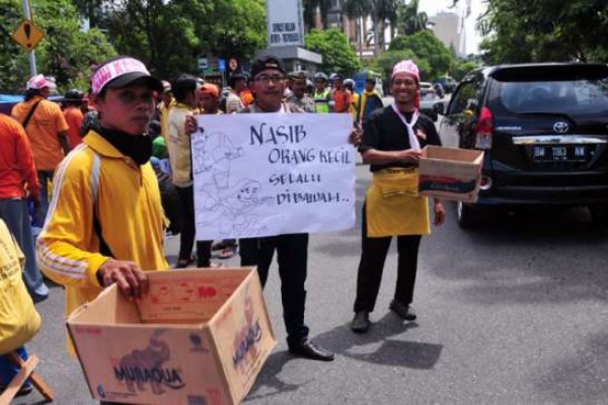 Buruh Angkut Sampah Pekanbaru Kembali Demonstrasi, Sekarang Sambil Meminta-minta Sumbangan