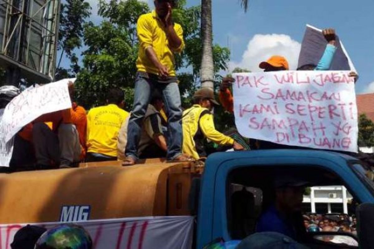 Demo Buruh Angkut Sampah PT MIG ke Walikota, Inilah Tuntutan-Tuntutannya
