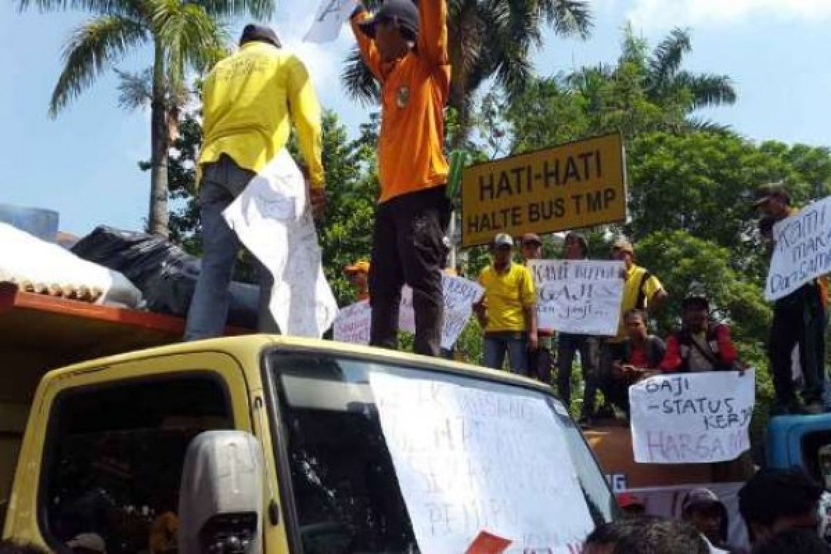 Demo Krisis Sampah Pekanbaru, Pekerja: Kami Tidak Diperlakukan Secara Manusiawi 