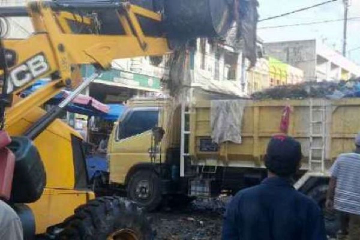 Angkut Sampah Menumpuk Pasar Kodim, Pemko Pekanbaru Pakai Alat Berat