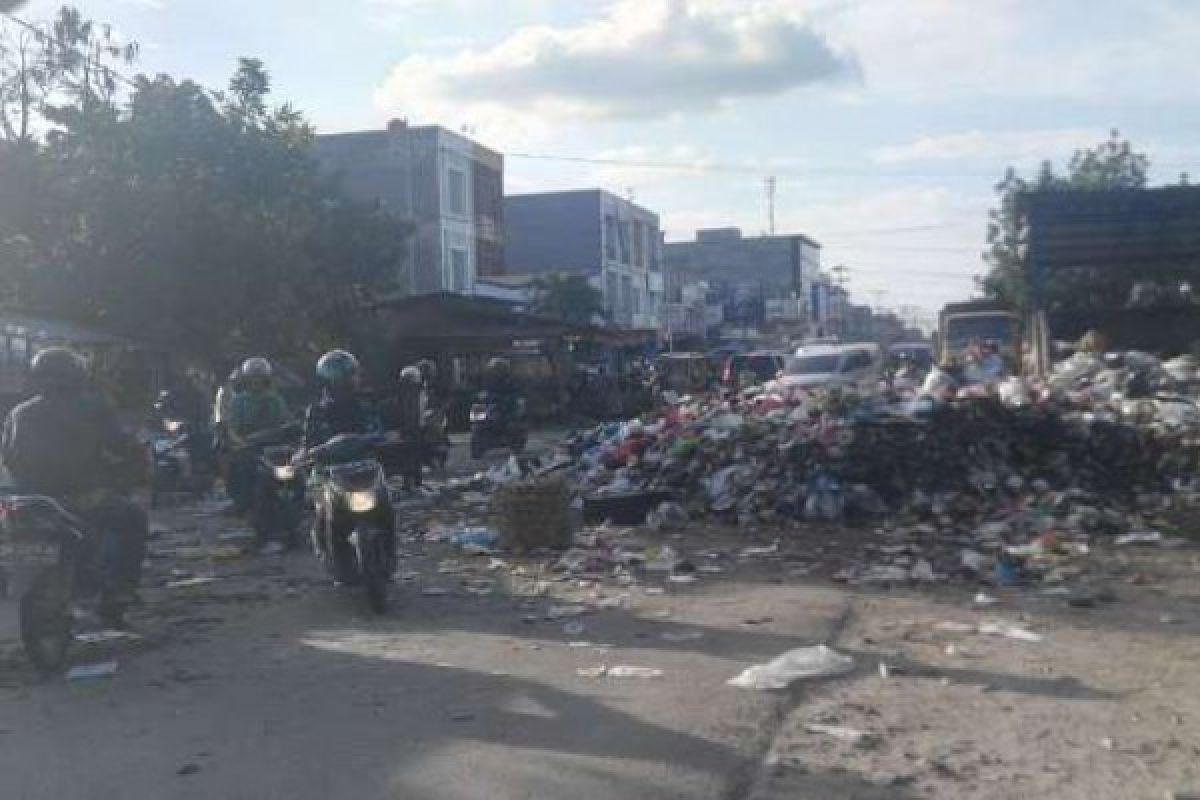 Sampah Menumpuk di Jalan Rajawali Ganggu dan Perburuk Lalu Lintas
