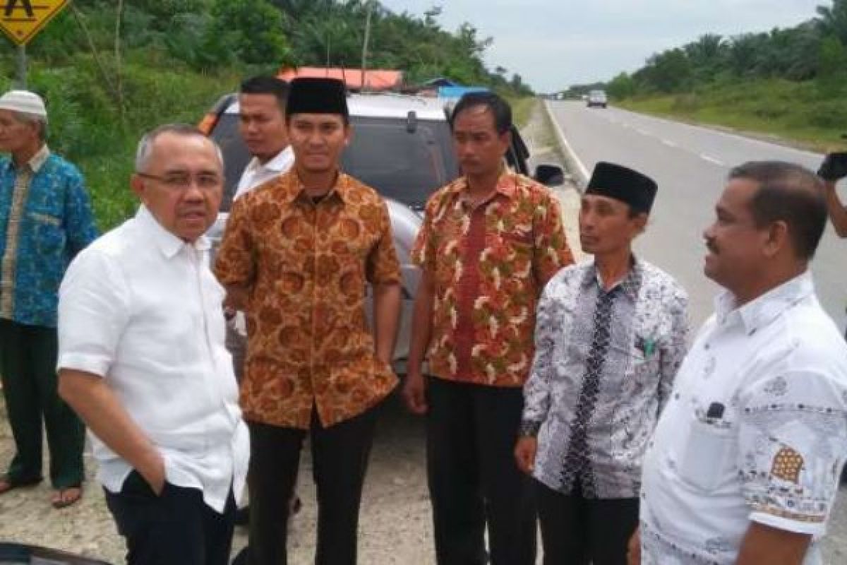 Gubernur Riau, Arsyadjuliandi Rachman Tinjau Jalan Lintas Tebing Tinggi Okura-Perawang