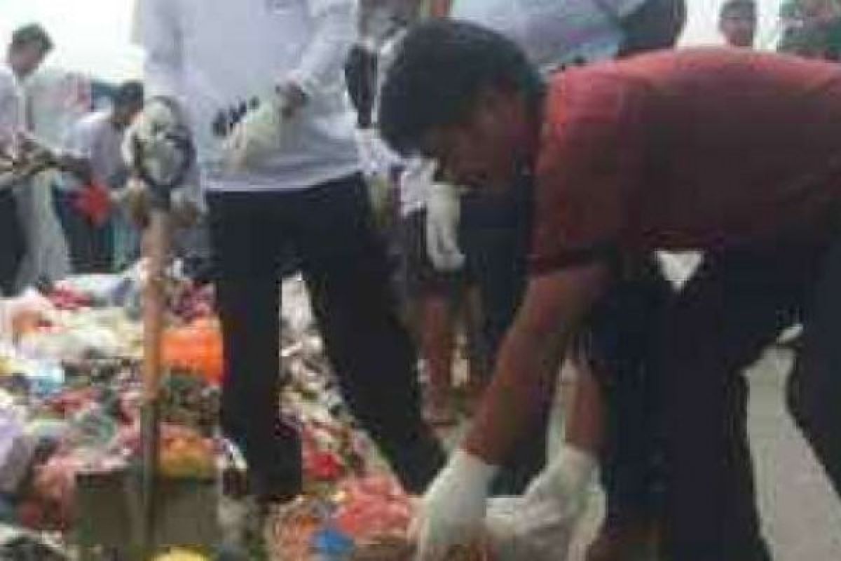Sekelompok Warga Pekanbaru ini Ngabuburit Mengangkuti Tumpukan Sampah di Jalanan 