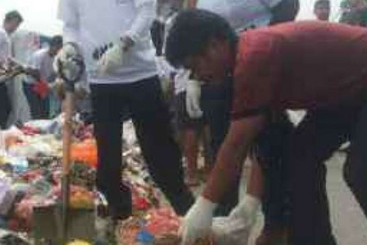 Hiswana Migas Riau Kerahkan 2 Truk Angkuti Sampah Menumpuk Pekanbaru