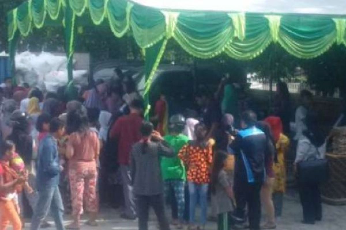 Ribuan Masyarakat Serbu Pasar Sembako Murah di Lapangan Limuno Kuansing