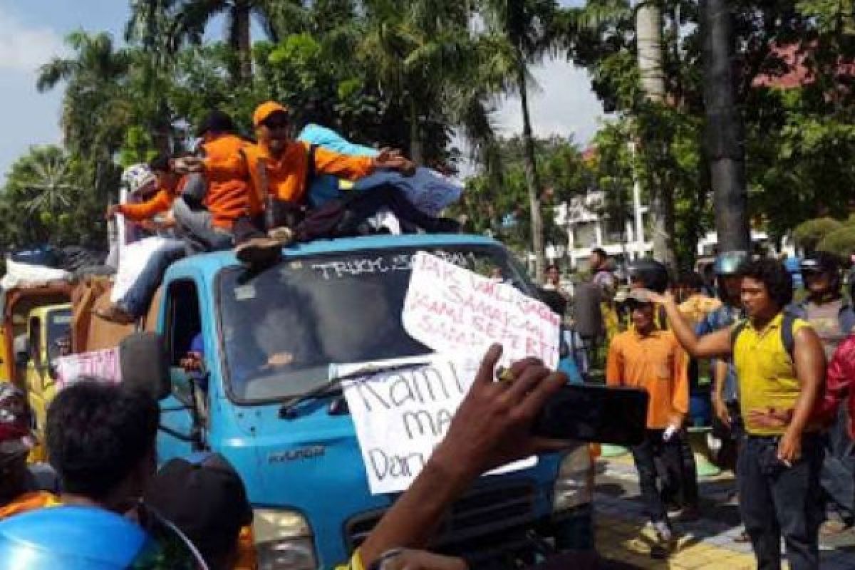 Sengkarut Sampah Pekanbaru, Ratusan Buruh Angkut Dirikan Tenda di Balaikota