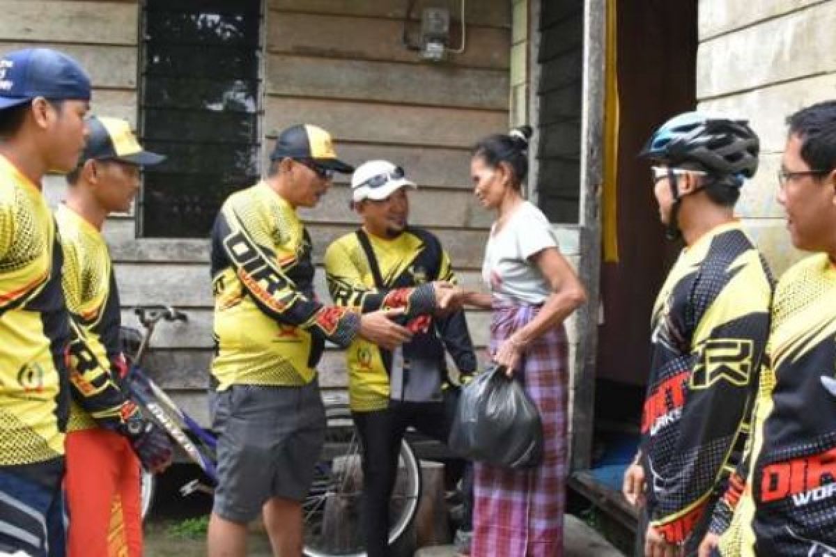Sambut Ramadan, Komunitas Sepeda Kayu Bengkalis Bagi-Bagi Sembako