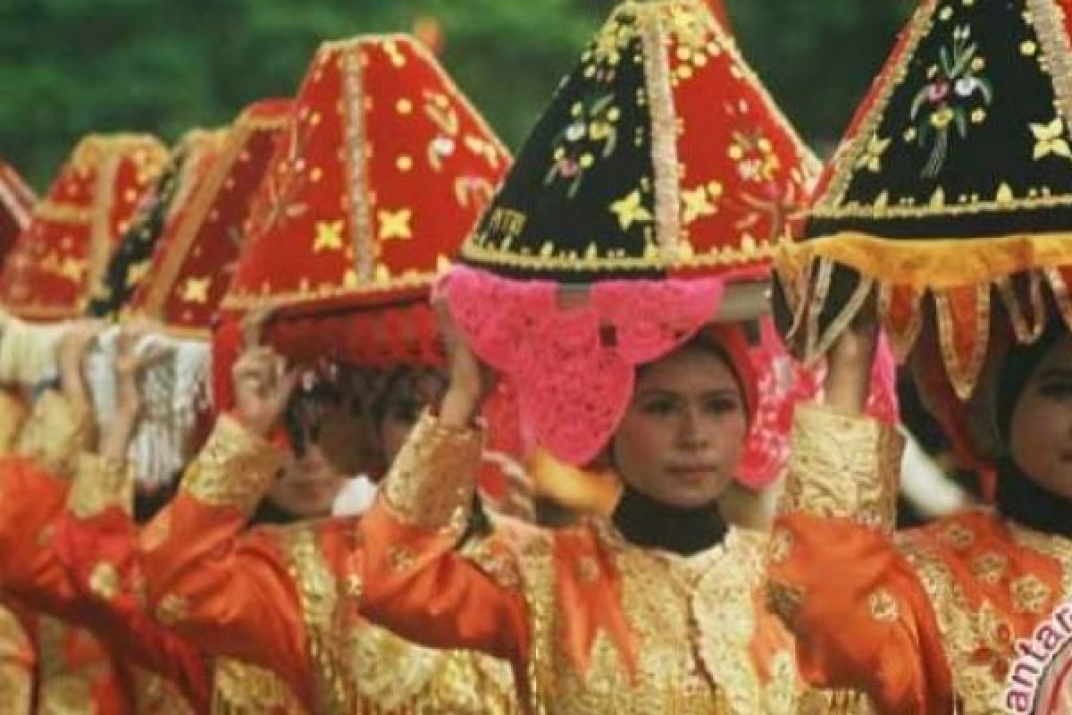 Busana Pengantin Sumatera Barat Jadi Primadona di Parade Frankfrut