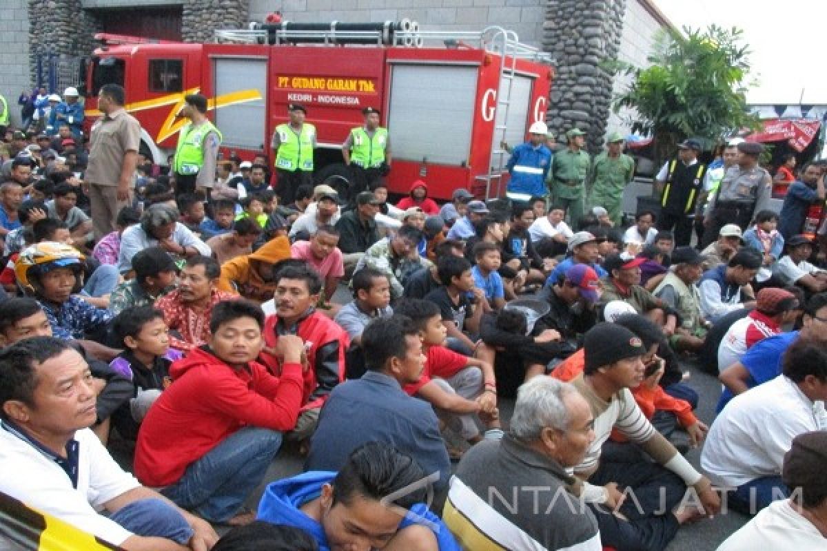  Ribuan Warga Antre Sedekah dari  Gudang Garam      