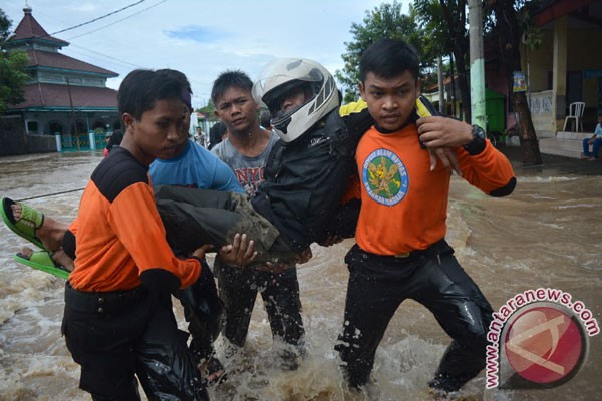 Sejumlah kereta tertahan akibat banjir di Pasuruan