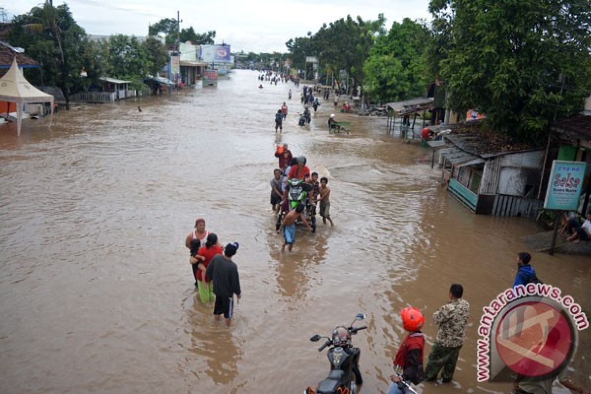 Tiga perjalanan kereta api dibatalkan karena banjir