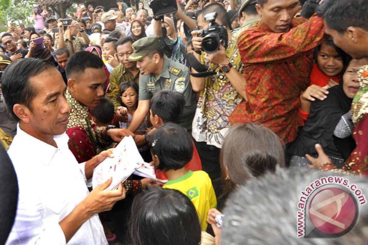 Jokowi blusukan di Kampung Lio, Depok, untuk bagikan sembako