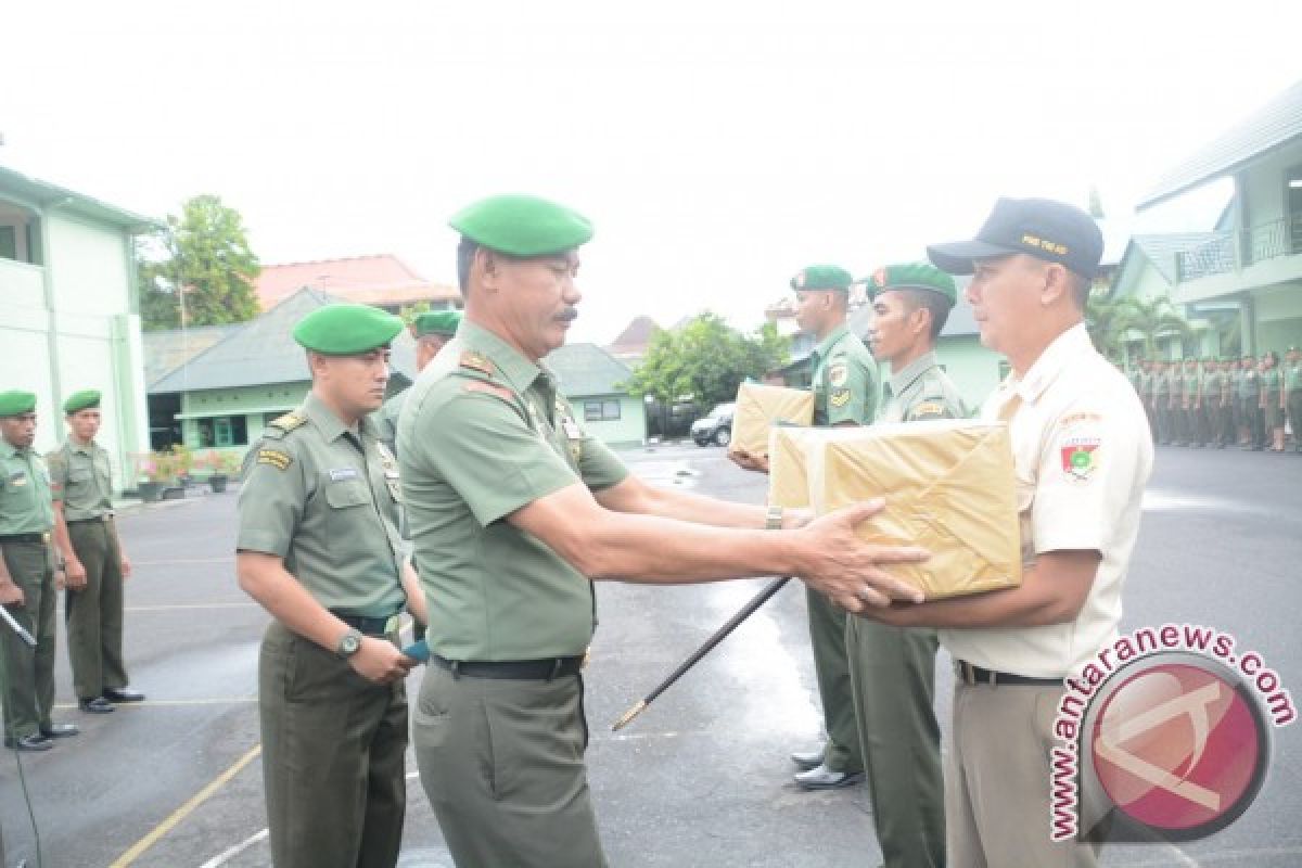 Danrem Santiago serahkan paket THR kepada prajurit 