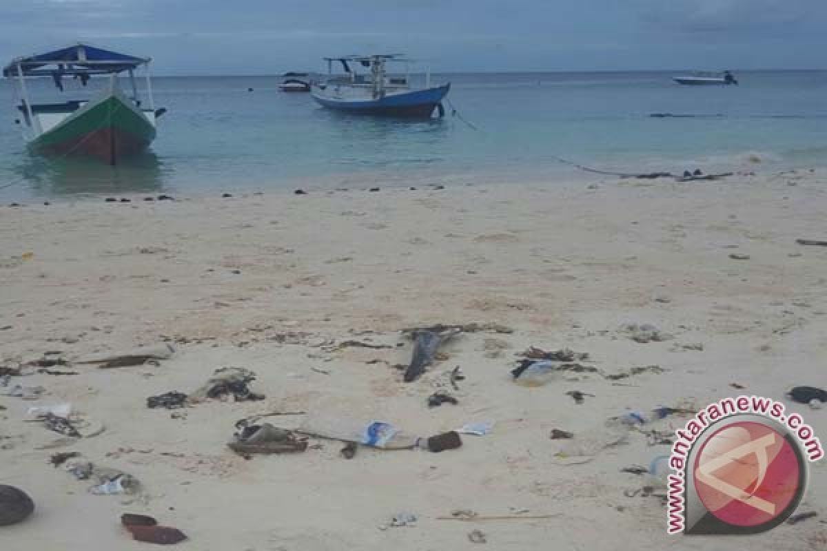 Wisatawan keluhkan sampah di Pantai Bira 