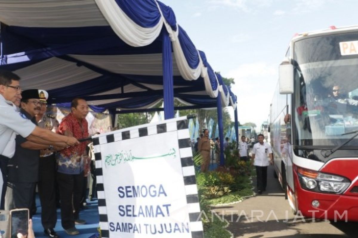 Gubernur Jatim Berangkatkan Bus Mudik Gratis